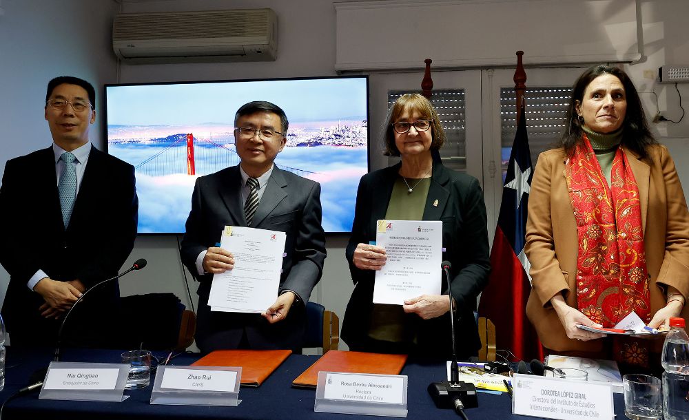 Las máximas autoridades de la Universidad, el IEI, la Embajada de China en Chile y de CASS se dieron cita en el Instituto para sellar este acuerdo colaborativo. 